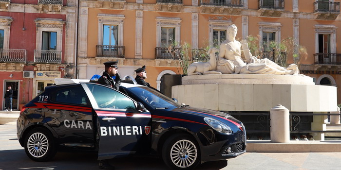 Rapina, furto, lesioni e maltrattamenti a un anziano: arrestata a Comiso una 34enne che aveva violato il divieto di avvicinamento