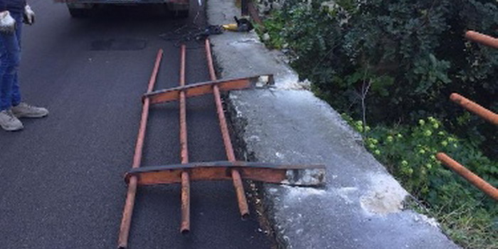 Auto finisce fuori strada in Via Nazionale a Modica e precipita nella scarpata dopo aver sfondato il guardrail: illeso il 20enne alla guida