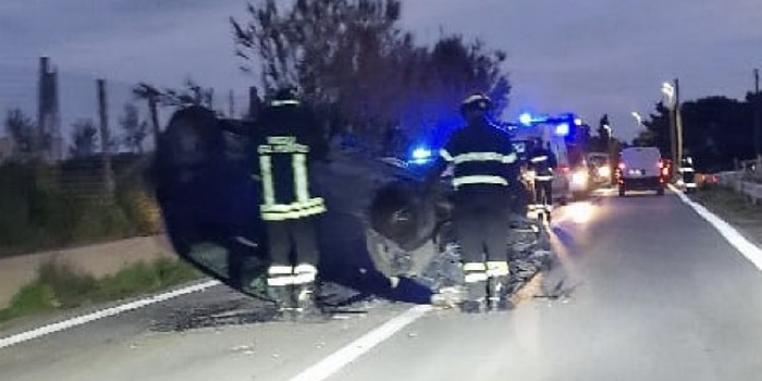 Perde il controllo dell’auto, si schianta su un muretto e si ribalta sulla Vittoria Scoglitti: ferito il guidatore