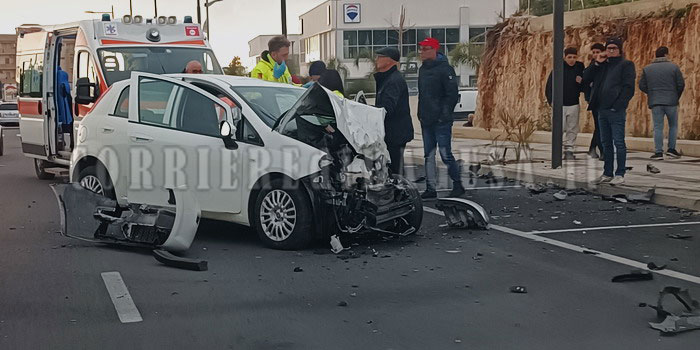 Grave incidente stradale con feriti al polo commerciale a Modica: scontro frontale tra 2 veicoli. Intervenute 2 ambulanze, lunghe code