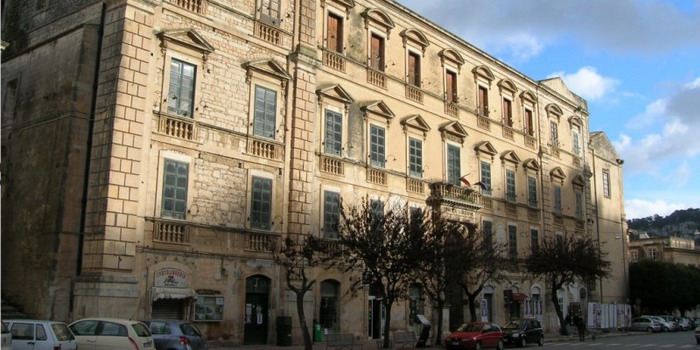 Esplode un climatizzatore e si sviluppa un incendio in un’area del liceo classico in centro storico a Modica: studenti e docenti evacuati