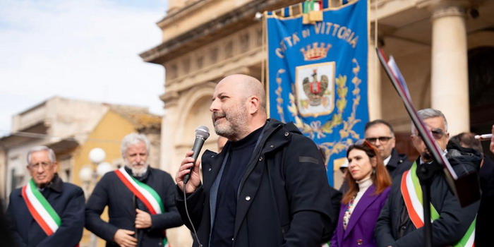 Grande partecipazione della collettività a Vittoria alla Marcia per la sicurezza che ha coeso tutti i settori della comunità nella protesta contro la microcriminalità e i reati