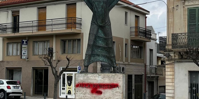 Atto vandalico ai danni del monumento alla Resistenza in piazza Unità d’Italia a Ispica