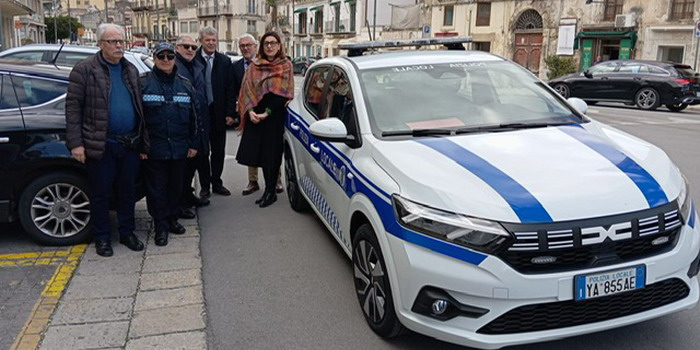 Si comincia a rinnovare il parco auto della polizia locale di Modica con una Dacia. Resta il nodo dell’organico ridotto