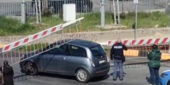 Le sbarre del passaggio a livello si abbassano su una macchina in transito a Ragusa: grosso rischio corso da un’automobilista