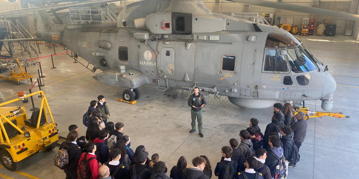 Esperienza formativa straordinaria per gli allievi dell’Istituto Aeronautico di Ragusa alla Stazione Elicotteri della Marina Militare di Catania