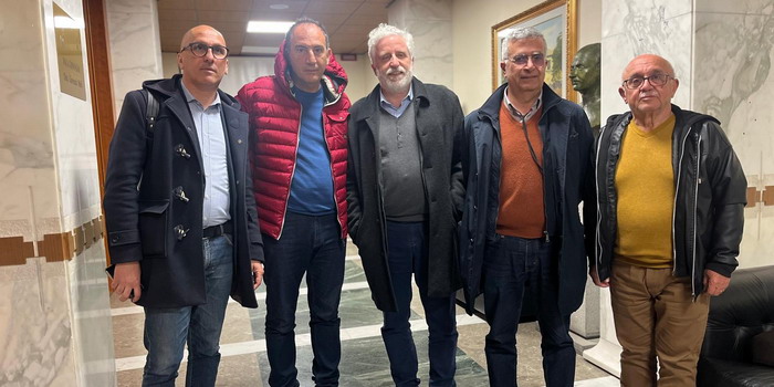 Vandali alla villa comunale di Chiaramonte Gulfi: il sindaco Cutello sporge denuncia