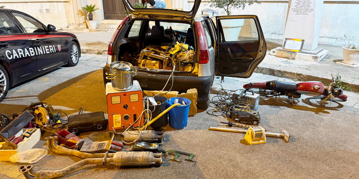 Trasportavano una moto d'epoca sul tetto di un'auto e svariati materiali edili di provenienza furtiva: ricettatori rumeni denunciati dai carabinieri a Ragusa