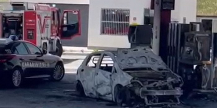 Viene avvolta dalle fiamme mentre fa rifornimento in un distributore di benzina: una fine atroce per una 41enne, morta carbonizzata