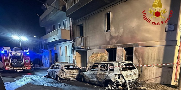 2 auto in fiamme nella notte a Comiso. L’incendio ha coinvolto anche un palazzo, invaso dal fumo: 4 persone in ospedale