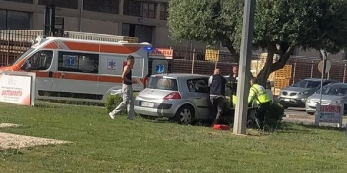 Un anziano al volante della propria auto finisce la sua corsa contro l’albero di un’aiuola al quartiere Sorda a Modica