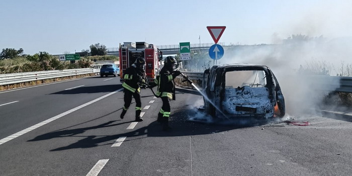 Auto va a fuoco mentre percorre l’autostrada direzione Modica, vicino allo svincolo per Ispica. Le fiamme spente dai pompieri