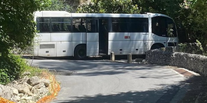 Autobus carico di studenti pendolari si schianta contro un muro a Chiaramonte Gulfi