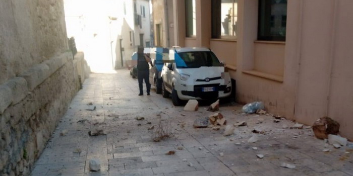 Tragedia sfiorata a Scicli, dove si sono staccati dei grossi pezzi dal cornicione del palazzo comunale in pieno centro storico