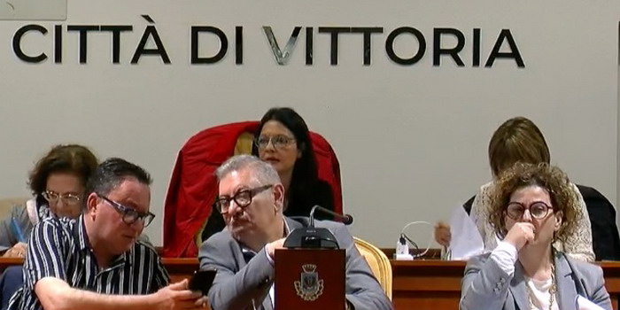 Lucchetti e serrature incollati col mastice nella sede del consiglio comunale di Vittoria
