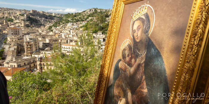 Pellegrinaggio di fede e devozione  a Monserrato a Modica dove fu ritrovato il quadro della Madonna tra le fiamme che rimase intatto