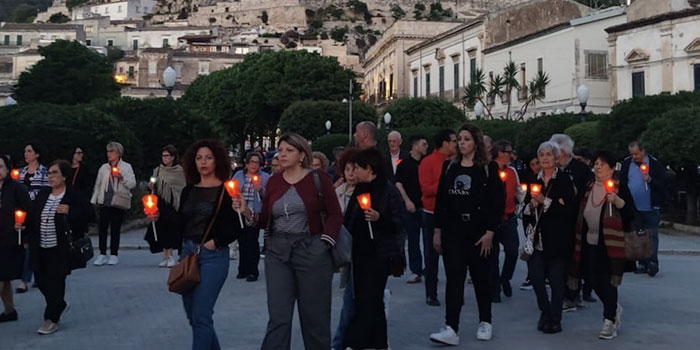 Partecipata fiaccolata in memoria di Peppe Ottaviano a Scicli. L’appello ad una svolta nelle indagini ad un anno dal suo omicidio