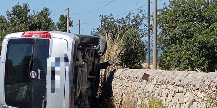 Un furgone si è ribaltato sulla provinciale 13, vicino al castello di Donnafugata