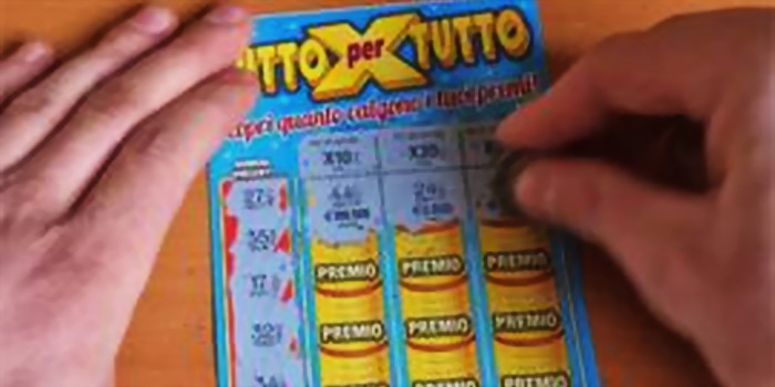 Crede di aver vinto mille euro al Gratta & Vinci e se ne va, ma invece erano 10.000. I titolari della tabaccheria a Comiso controllano il biglietto e avvisano il cliente distratto
