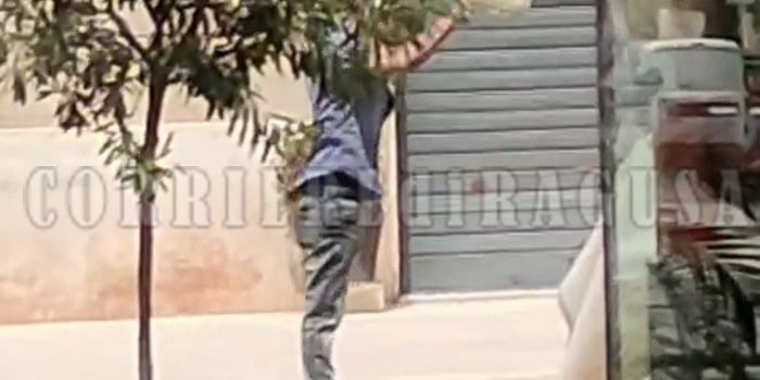 Immigrato si cala i pantaloni, urlando ed inveendo contro passanti e automobilisti in pieno giorno in corso Umberto a Modica