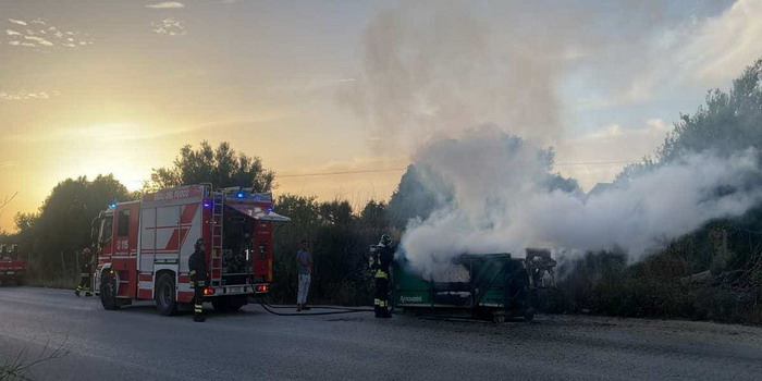 Autocompattatore dei rifiuti in fiamme lungo la strada che collega Sampieri a Marina di Modica. Nessuno è rimasto ferito