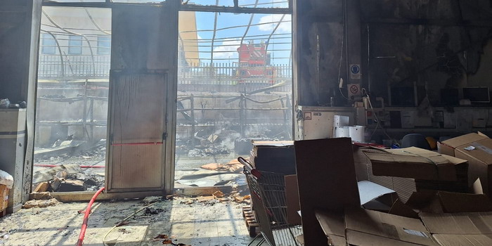 Spento dai vigili del fuoco un incendio nella zona industriale di Ragusa, in un capannone per la produzione di tasselli di plastica