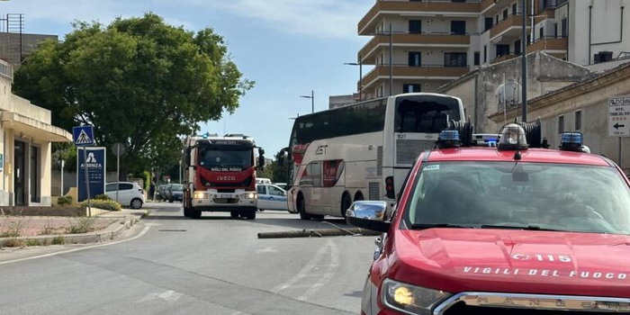 Autobus urta un palo della luce che si schianta sulla strada, vicino via Resistenza Partigiana a Modica: tragedia sfiorata, nessun ferito