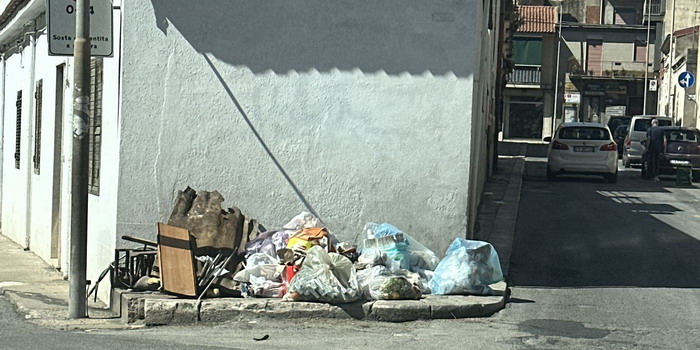 A Vittoria lotta contro il degrado, i giovinastri che disturbano e gli sporcaccioni. Sanzionato un incivile che buttava rifiuti in strada