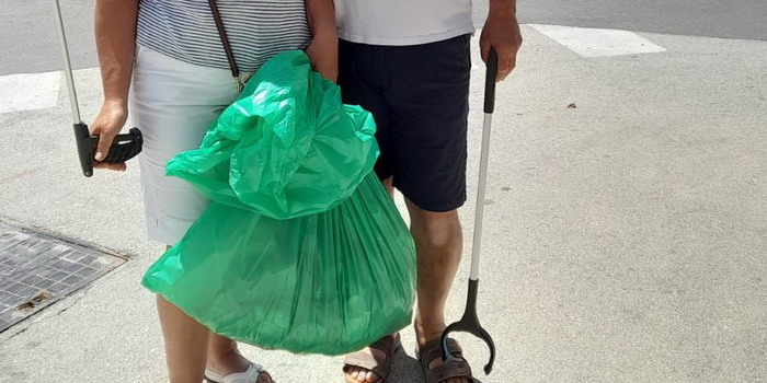 Turisti ripuliscono la spiaggia di Marina di Modica dalla spazzatura lasciata da chi “bivacca” consumando cibi e bevande