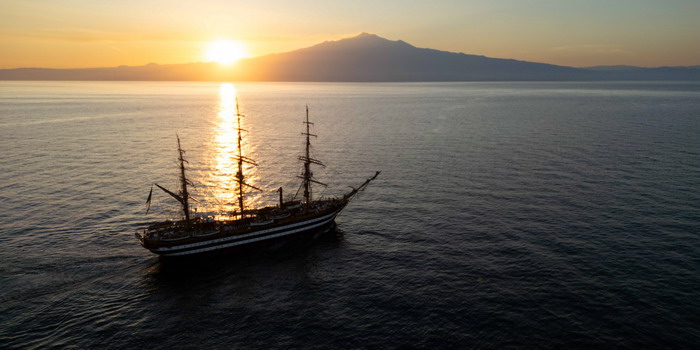 L’Amerigo Vespucci, in navigazione lungo la costa siciliana da Porto Empedocle a Reggio Calabria, “bacia” l’Etna