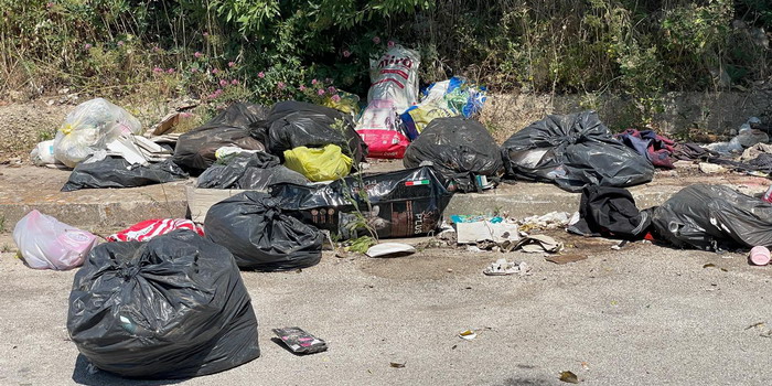 Sacchi di spazzatura in strada in via Berlinguer e degrado in contrada Palazzo Uccelli a Ragusa