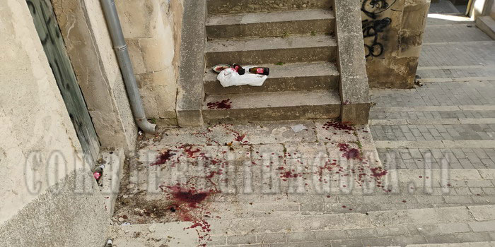 Presunto accoltellamento in vico Santa Elisabetta a Modica. Copiose tracce di sangue lungo le scale e urla nel corso della notte