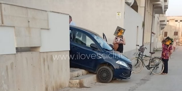 Automobilista piomba con la macchina giù dalle scale sul lungomare di Donnalucata