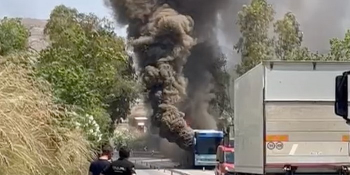 Autobus a fuoco sulla Ragusa Catania: l'autista ferma il mezzo e mette in salvo i passeggeri