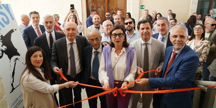 L'inaugurazione della mostra di Banksy a Modica riunisce in pubblico al taglio del nastro il sindaco Monisteri e il deputato regionale Abbate dopo la 