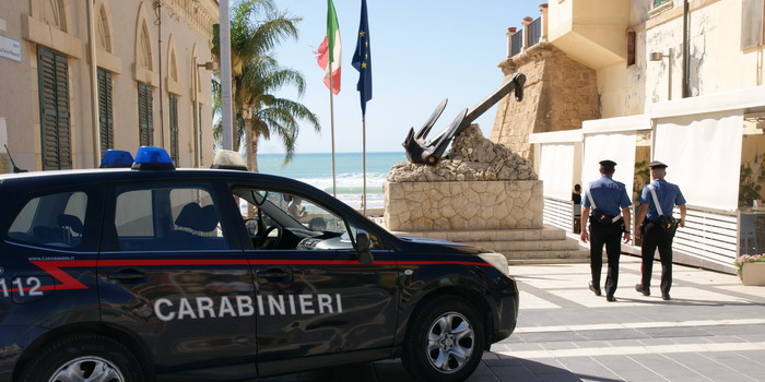 3 minorenni rapinati e minacciati a Marina di Ragusa nella notte: il malvivente, un 23enne tunisino, arrestato in flagranza di reato