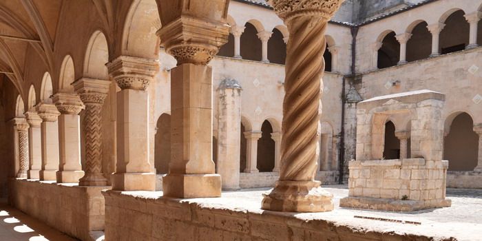 E’ stato riaperto al pubblico a Modica il magnifico chiostro di Santa Maria del Gesù, con annessa chiesetta, nell’originario splendore