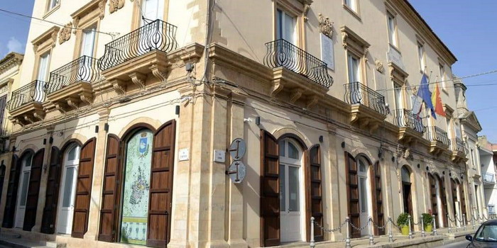 Il consiglio comunale di Santa Croce Camerina approva l’aumento della tassa sulla spazzatura: ogni famiglia pagherà in media 27 euro un più