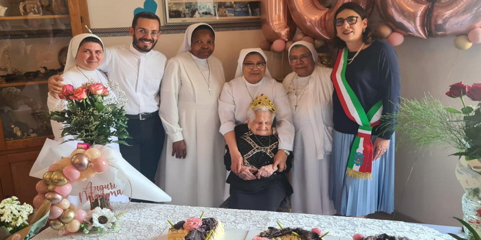Il secolo di vita di nonna Pippìna festeggiato a Modica in compagnia di 7 figli, 15 nipoti e 16 pronipoti. Il sindaco Monisteri consegna la targa della città