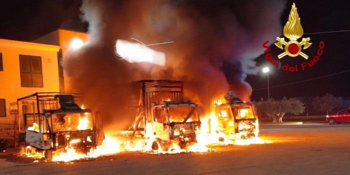 Distrutti dalle fiamme 3 camion nel parcheggio di una azienda ortofrutticola in contrada Alcerito a Vittoria. Ipotesi dolo al vaglio