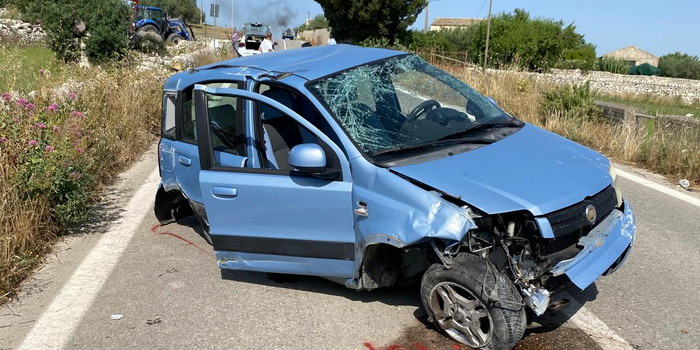 Scontro sulla provinciale Modica Noto tra un trattore e una Panda che si schianta a muro e si capovolge. Feriti marito, moglie e figlia