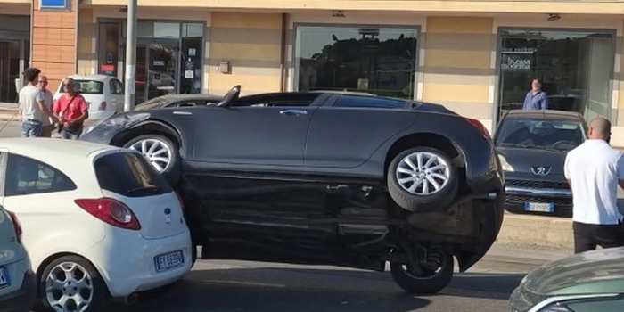 Un incidente stradale “acrobatico” alla “stuntman” al polo commerciale di Modica, con un’auto in bilico su un’altra, paralizza la zona