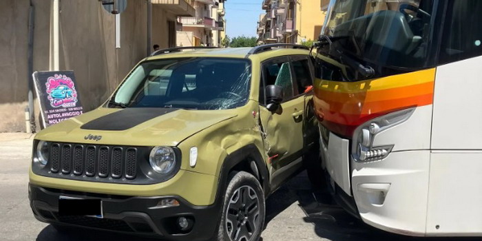 Jeep Renegade contro autobus in via Leopardi a Vittoria con un ferito. Traffico veicolare paralizzato