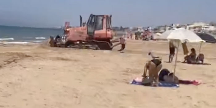 “Ruspa al lavoro vicino ai bagnanti per appianare la sabbia in spiaggia a Scoglitti”: Fratelli d’Italia evidenzia l’assenza di sicurezza