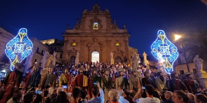 VIDEO Un autentico trionfo, dopo oltre 70 anni di assenza, la sfilata dei “Santoni di San Pietro” nel centro storico di Modica tra la grande folla