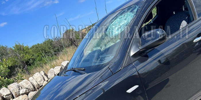 Grosse pietre tirate contro le auto in transito nei pressi del passaggio a livello di Sampieri. Distrutto il parabrezza di una Lancia Y
