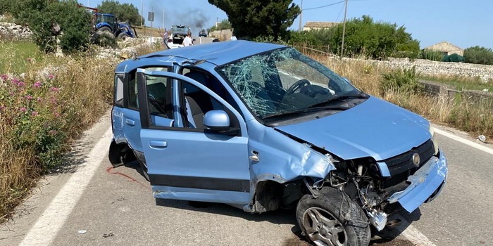 Violento impatto tra un trattore e una Panda sulla Modica Noto: l’auto finisce contro un muro e si ribalta. Feriti padre, madre e figlia