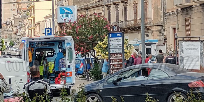 Una donna precipita nel vuoto dal balcone di casa in piazza Corrado Rizzone a Modica mentre stava pulendo le persiane