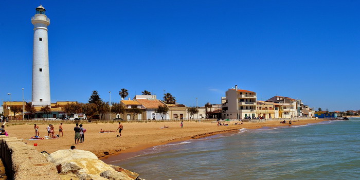A Punta Secca, sulla spiaggia del commissario Montalbano, spuntano le docce a pagamento al costo di 10 centesimi per 30 secondi