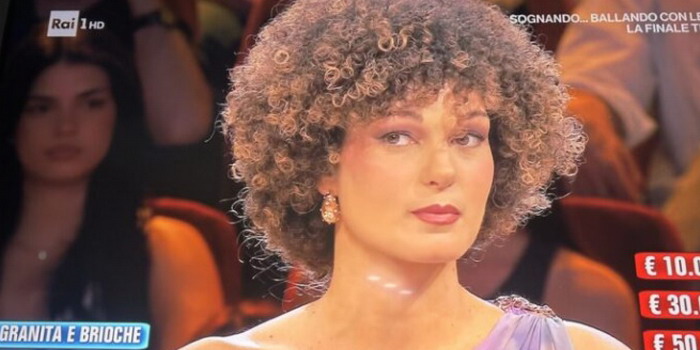 La tabaccaia che ha giocato ad Affari tuoi su Rai 1 con la mamma è tornata a Vittoria a mani vuote